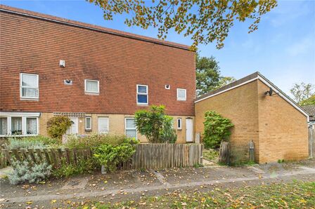 Normead Square, 3 bedroom Mid Terrace House to rent, £1,100 pcm