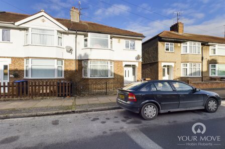 3 bedroom Mid Terrace House for sale
