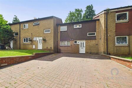 3 bedroom Mid Terrace House to rent