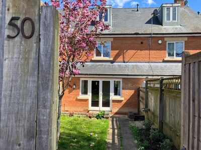 3 bedroom Mid Terrace House for sale