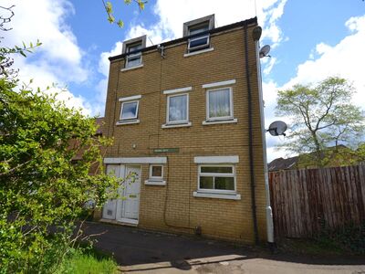 5 bedroom Mid Terrace House to rent