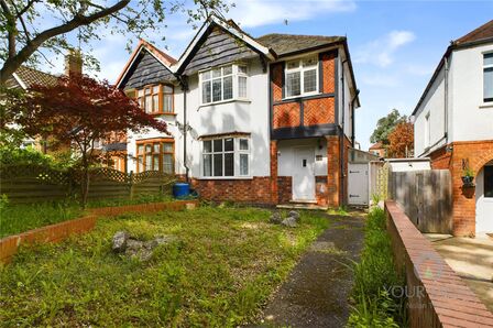 London Road, 3 bedroom Semi Detached House to rent, £1,350 pcm