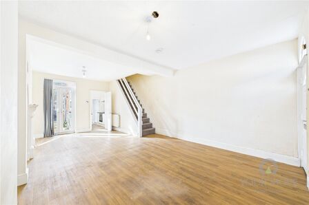 3 bedroom Mid Terrace House for sale