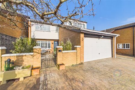 Amber Drive, 4 bedroom Detached House for sale, &pound;600,000