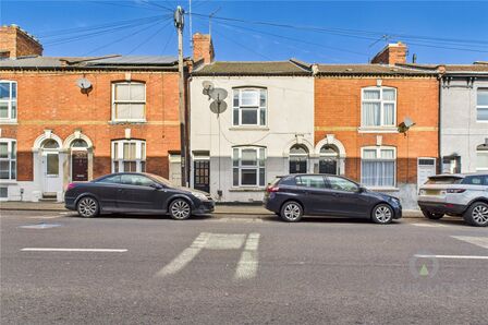 3 bedroom Mid Terrace House to rent