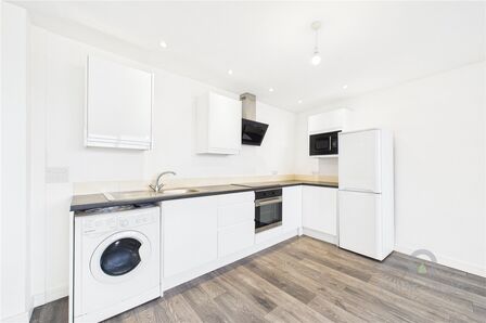 Market Square, 2 bedroom  Flat to rent, &pound;1,100 pcm