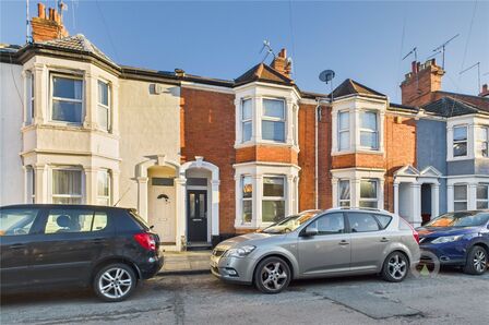 Holly Road, 3 bedroom Mid Terrace House to rent, &pound;1,250 pcm