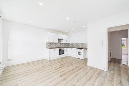 Bridge Street, 2 bedroom  Flat to rent, £1,100 pcm