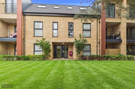 Oakview Court, 2 bedroom Flat for sale, &pound;91,000