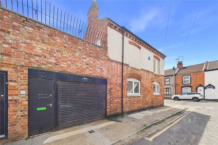 Hood Street, 3 bedroom House to rent, &pound;1,200 pcm