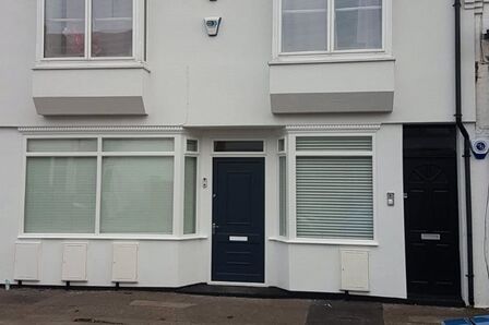 Moorfield Road, 2 bedroom  Flat for sale, £335,000