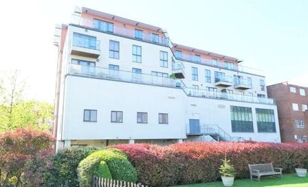 High Street, 1 bedroom  Flat for sale, £235,000