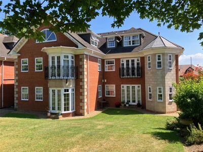 Station Road, 2 bedroom  Flat for sale, £409,995