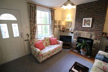 2 bedroom Mid Terrace House for sale