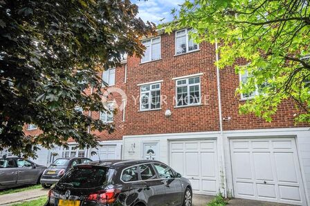 Station Approach, 3 bedroom Mid Terrace House for sale, &pound;500,000