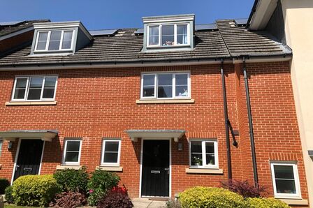 3 bedroom Mid Terrace House for sale