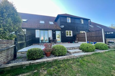 Laurensfield, 3 bedroom Mid Terrace House to rent, £1,550 pcm