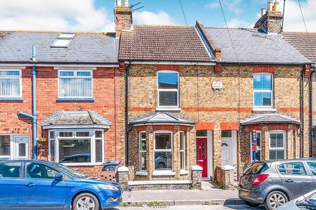 Seafield Road, 2 bedroom Mid Terrace House to rent, &pound;1,100 pcm