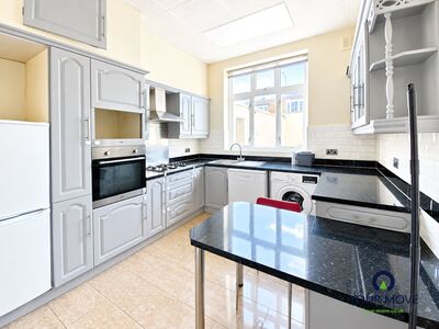 3 bedroom Flat to rent