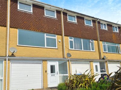 St. Augustines Park, 3 bedroom Mid Terrace House to rent, £1,400 pcm