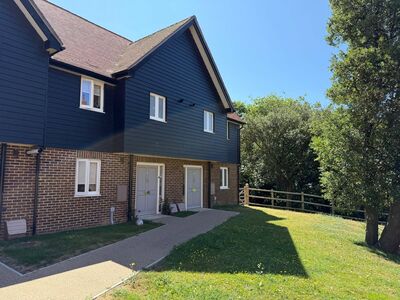 Courtstairs Manor, 3 bedroom End Terrace House to rent, £2,000 pcm