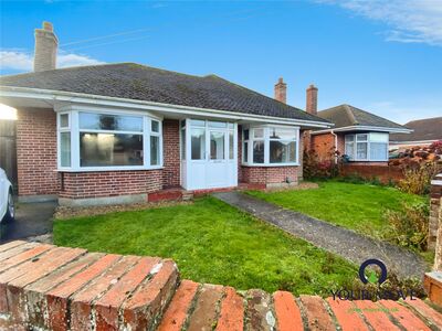 Coxes Avenue, 2 bedroom Detached Bungalow to rent, &pound;1,300 pcm