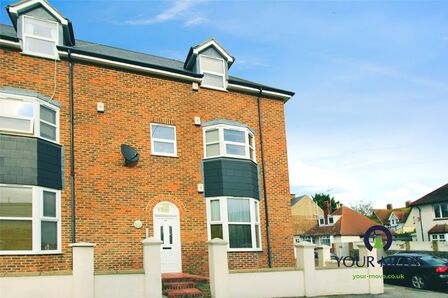 Crescent Road, 1 bedroom Flat to rent, &pound;800 pcm