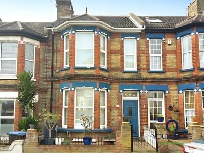 Crescent Road, 3 bedroom Mid Terrace House for sale, &pound;325,000