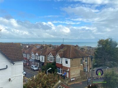 High Street, 2 bedroom Flat to rent, &pound;1,100 pcm