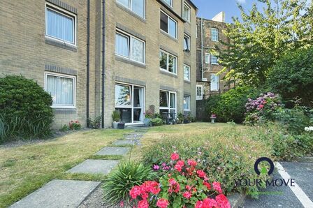 Wellington Crescent, 1 bedroom Flat to rent, &pound;850 pcm