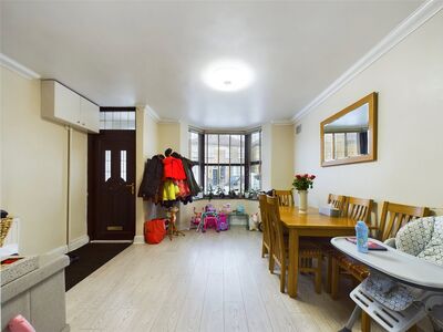 Park Lane, 3 bedroom Semi Detached House to rent, £2,100 pcm