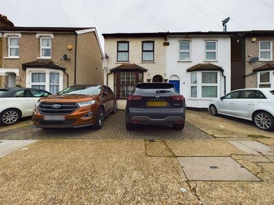 Park Lane, 3 bedroom Semi Detached House to rent, £2,100 pcm