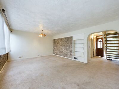 Quarles Close, 3 bedroom Mid Terrace House to rent, &pound;2,050 pcm