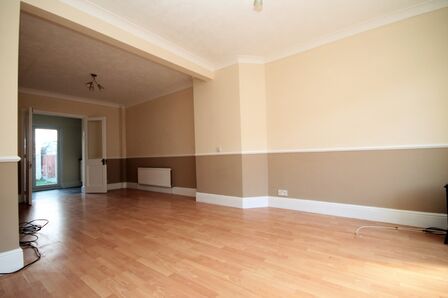 West Road, 4 bedroom Mid Terrace House to rent, &pound;2,150 pcm