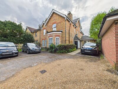 Avenue Road, 2 bedroom  Flat to rent, £1,600 pcm
