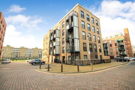 Maxwell Road, 2 bedroom  Flat to rent, £1,750 pcm