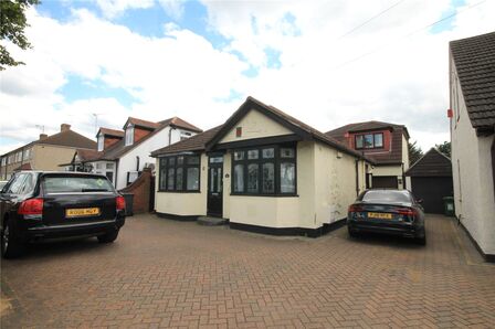 Ardleigh Green Road, 5 bedroom Detached Bungalow to rent, £3,000 pcm