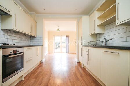 3 bedroom Mid Terrace House to rent