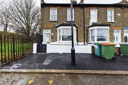 Fabian Street, 3 bedroom Semi Detached House to rent, &pound;2,450 pcm