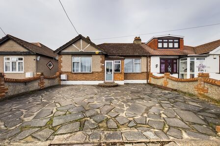 Cross Road, 3 bedroom Semi Detached Bungalow to rent, £1,700 pcm