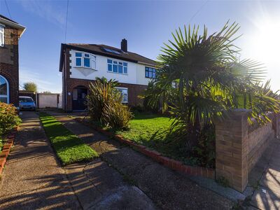 Ayr Way, 3 bedroom Semi Detached House to rent, £2,200 pcm