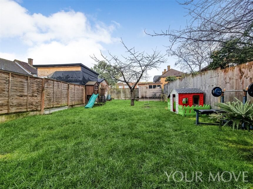 3 bedroom End Terrace House for sale, Whitchurch Road, Romford, RM3 £