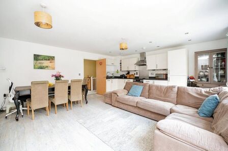 Maxwell Road, 3 bedroom  Flat to rent, £2,150 pcm