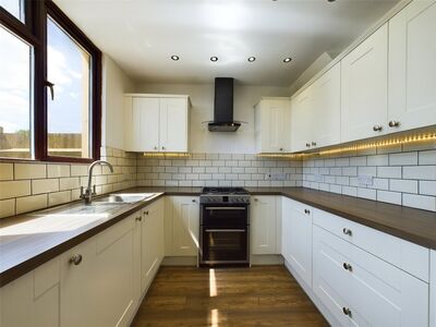 Arterial Avenue, 3 bedroom Mid Terrace House to rent, £2,100 pcm