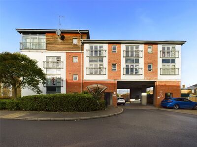 Riverside Close, 2 bedroom Flat to rent, &pound;1,900 pcm