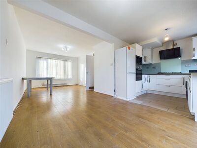 West Malling Way, 3 bedroom Mid Terrace House to rent, &pound;2,000 pcm