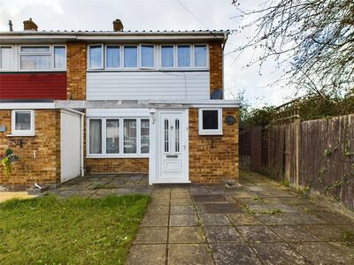 Jubilee Close, 3 bedroom End Terrace House to rent, &pound;2,000 pcm