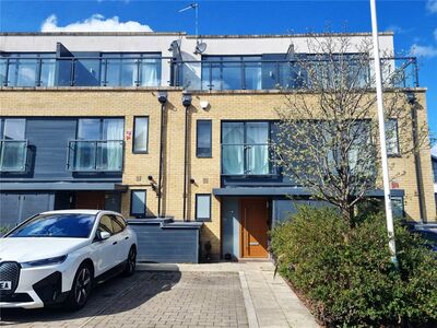Ashflower Drive, 3 bedroom Mid Terrace House for sale, £600,000