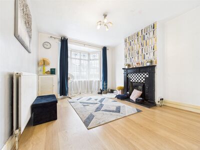 Victoria Road, 3 bedroom Semi Detached House to rent, £2,000 pcm