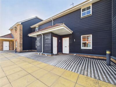 Market Place, 2 bedroom Flat for sale, &pound;270,000